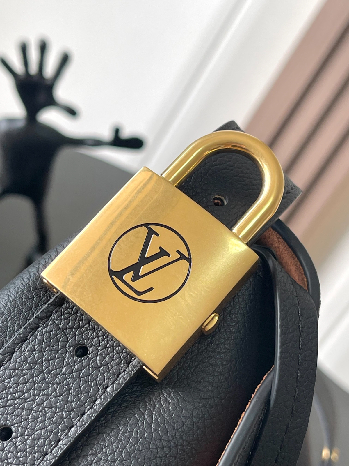LOUIS VUITTON 루이비통 LOW KEY MESSENGER